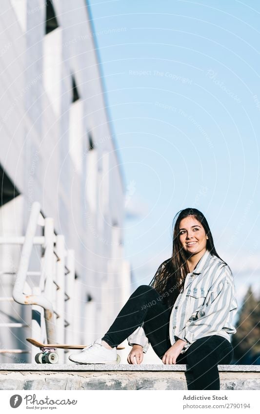 Junge Frau, die mit Skateboard posiert. 1 Halt Aussicht Erwachsene Skateboarding Jugendliche Freizeit & Hobby Longboard sitzen Freude lässig Mädchen Straße