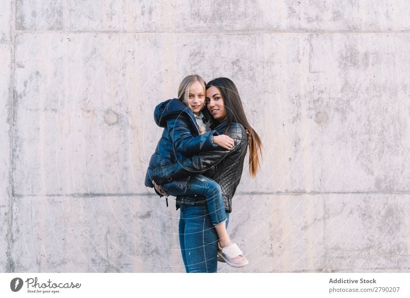 Mädchen hält junge Schwester hoch 2 Frühling Gefühle Halt Kind Partnerschaft Spielen Schwestern Freude Liebe Fröhlichkeit Freiheit rennen schön Jugendliche