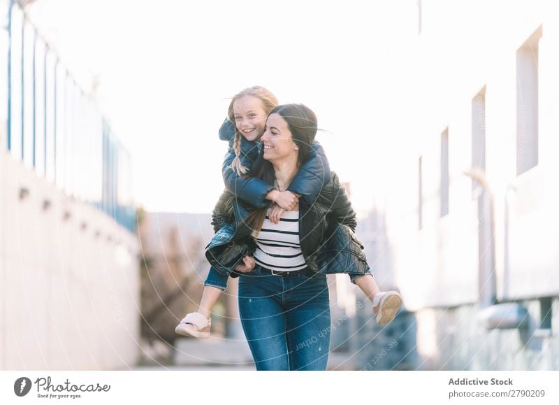 Frau beim Huckepack der jungen Schwester 2 Frühling Gefühle Halt Kind Partnerschaft Spielen Schwestern Freude Mädchen Liebe Fröhlichkeit Freiheit rennen schön