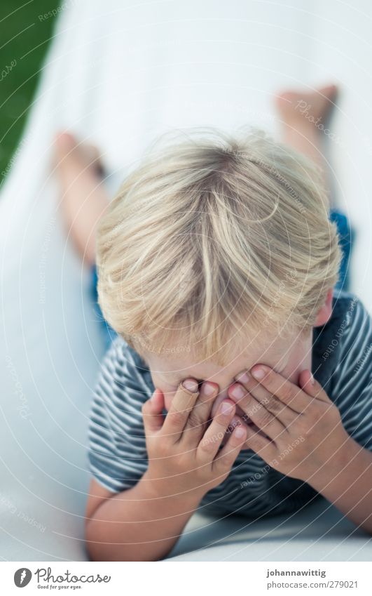 du siehst mich nicht Freude Sommer Garten Schwimmbad Kleinkind Wasser Wärme Wiese hell lustig blau Hängematte Gartenmöbel jung suess zuhalten verschlossen