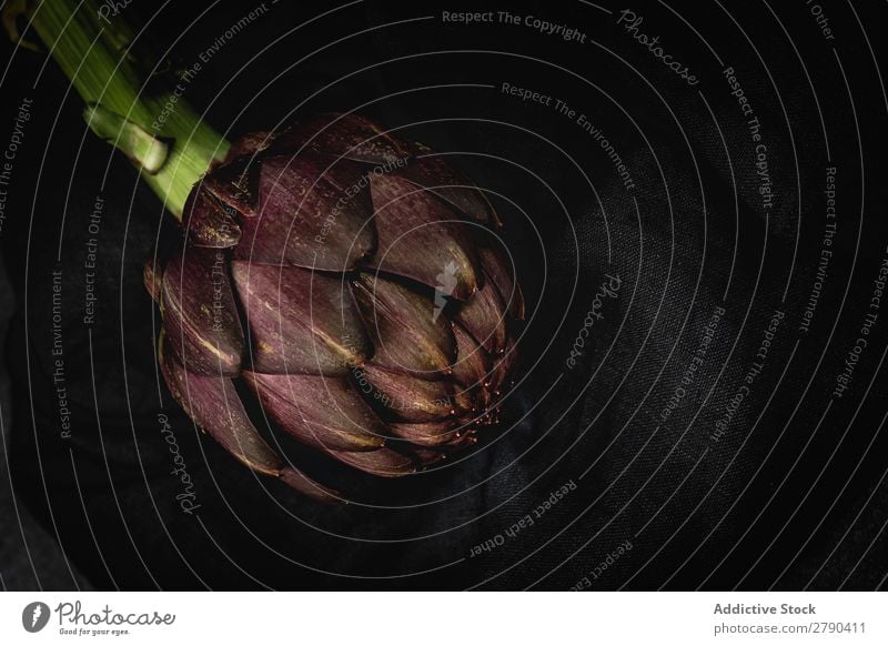 Frische rohe violette Artischocken. Auf dunklem Hintergrund. Lebensmittel Gemüse Entzug Gesundheit Vegetarische Ernährung grün Hintergrundbild organisch