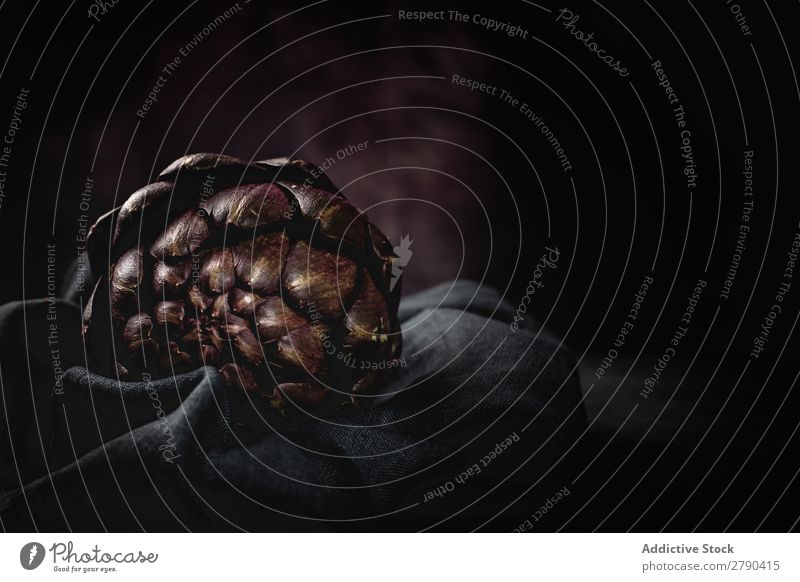 Frische rohe violette Artischocken. Auf dunklem Hintergrund. Lebensmittel Gemüse Entzug Gesundheit Vegetarische Ernährung grün Hintergrundbild organisch