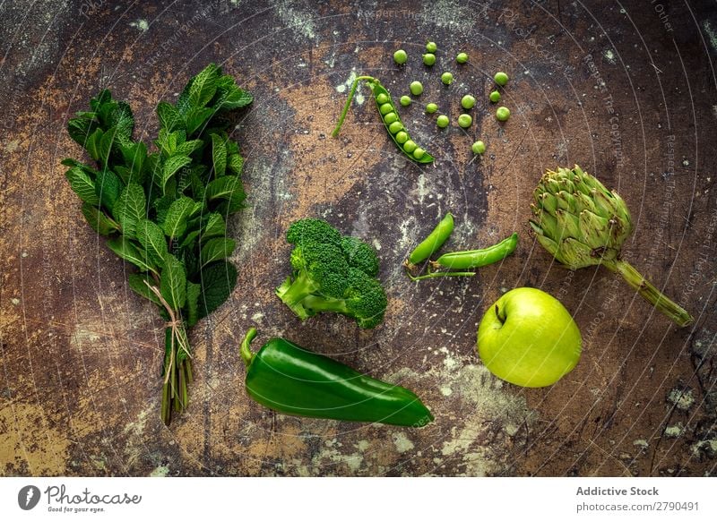 Mischung aus Obst und Gemüse in grüner Farbe Lebensmittel Entzug Sortiment Hintergrundbild Minze Kopfsalat Brokkoli grüne Erbsen Apfel Artischocke Pfeffer Diät