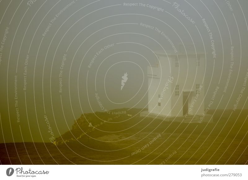 Island Umwelt Natur Landschaft Klima schlechtes Wetter Nebel Küste Leuchtturm Bauwerk bedrohlich dunkel kalt Stimmung Farbfoto Gedeckte Farben Außenaufnahme