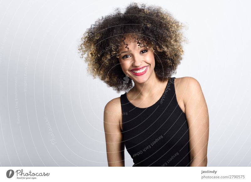 Junge schwarze Frau mit Afro-Frisur lächelnd Stil schön Haare & Frisuren Gesicht Mensch feminin Junge Frau Jugendliche Erwachsene 1 18-30 Jahre Mode Afro-Look