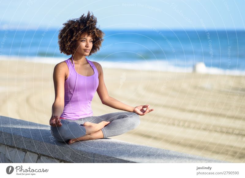 Schwarze Frau, Afro-Frisur, Yoga am Strand machend Lifestyle schön Körper Haare & Frisuren Wellness Erholung Meditation Freizeit & Hobby Meer Sport Mensch