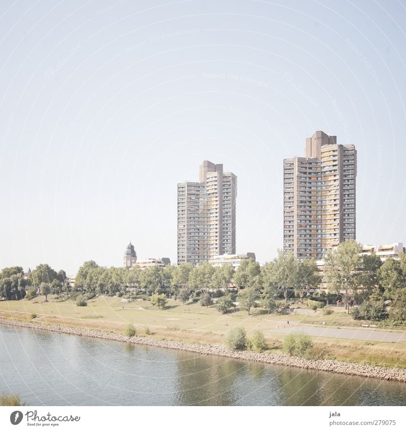 monnem Natur Himmel Pflanze Baum Gras Sträucher Wiese Flussufer Stadt Haus Hochhaus Bauwerk Gebäude Architektur natürlich Farbfoto Außenaufnahme Menschenleer