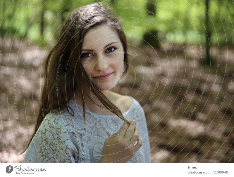 Maike feminin Frau Erwachsene 1 Mensch Frühling Schönes Wetter Baum Wiese Hemd brünett langhaarig festhalten Blick warten Freundlichkeit schön positiv Wärme