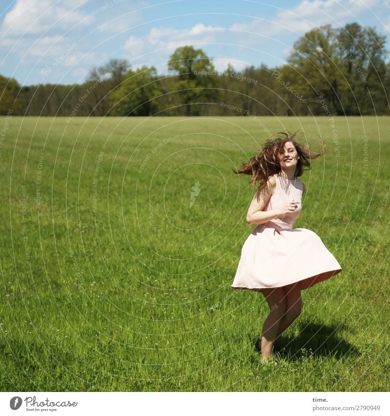 Maike feminin Frau Erwachsene 1 Mensch Frühling Schönes Wetter Wiese Wald Kleid brünett langhaarig Bewegung Erholung Blick Tanzen Fröhlichkeit Gefühle Freude