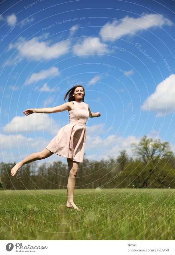 feels like frühling feminin Frau Erwachsene 1 Mensch Himmel Wolken Frühling Schönes Wetter Wiese Wald Kleid Barfuß brünett langhaarig Bewegung Erholung Lächeln