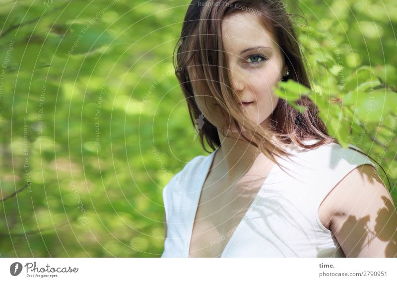 Maike feminin Frau Erwachsene 1 Mensch Frühling Pflanze Blatt Wald Kleid brünett langhaarig beobachten Bewegung Erholung genießen Blick hell schön Neugier Glück