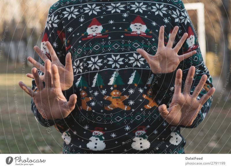 Paar Hände zu Weihnachten Lifestyle Glück schön Sonne Winter Feste & Feiern Frau Erwachsene Familie & Verwandtschaft Hand Wald Handschuhe Herz Liebe niedlich