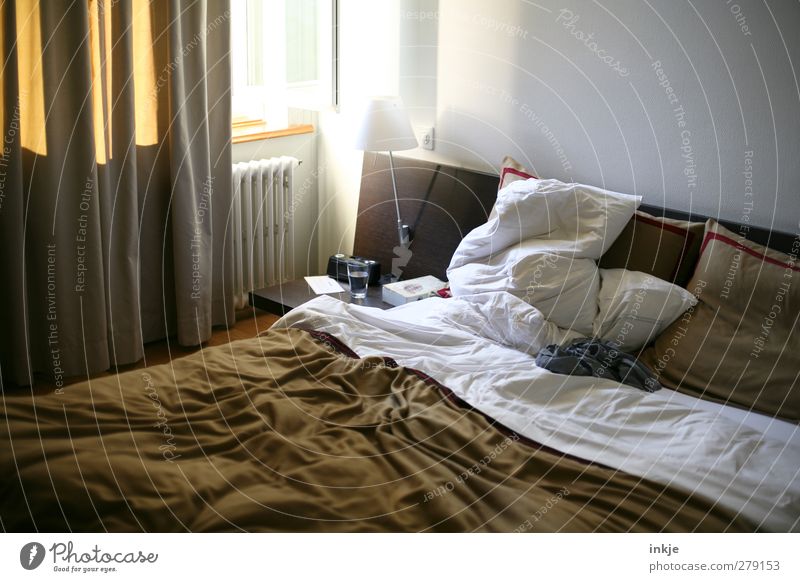 guten Morgen, Leben Lifestyle Stil Häusliches Leben Innenarchitektur Lampe Bett Raum Schlafzimmer Vorhang Gardine Heizkörper Nachttisch Kissen Bettwäsche Decke