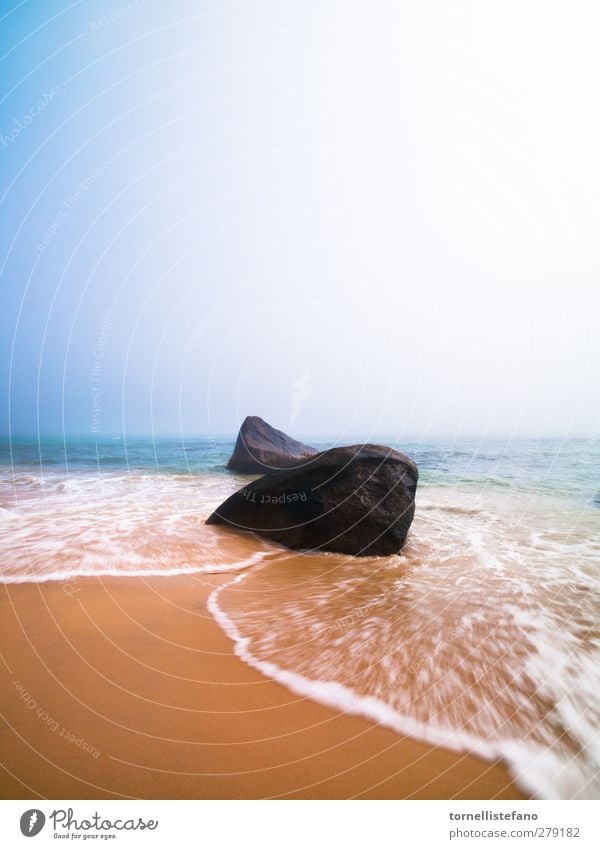 verschwommene Wellen Strand Sand Küste schön Schönes Wetter Blauer Himmel Absturz Meer Felsen Wasser