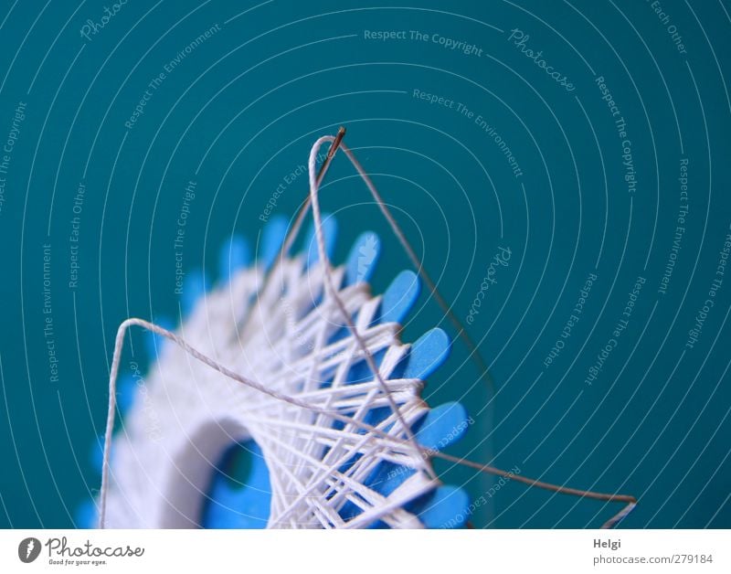 erste Hilfe... Nähgarn Nadel Kunststoff Arbeit & Erwerbstätigkeit hängen authentisch dünn lang blau grau weiß Sicherheit ästhetisch einzigartig