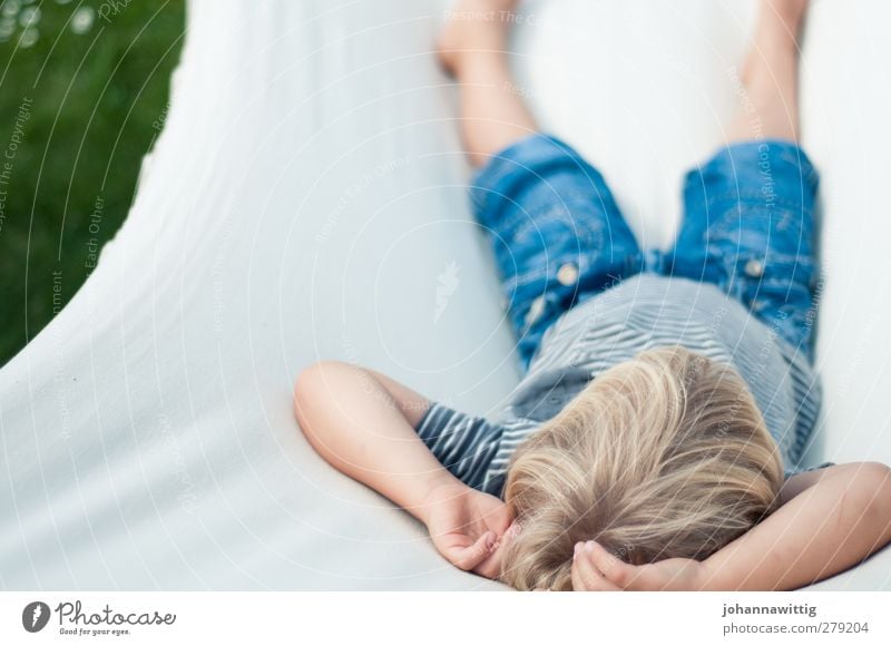 ausruhen. II Freude Sommer Sonne Garten Schwimmbad Kleinkind Wasser Wärme Wiese blau Erholung Sicherheit weiÃŸ Junge Hängematte Gartenmöbel jung suess Pause