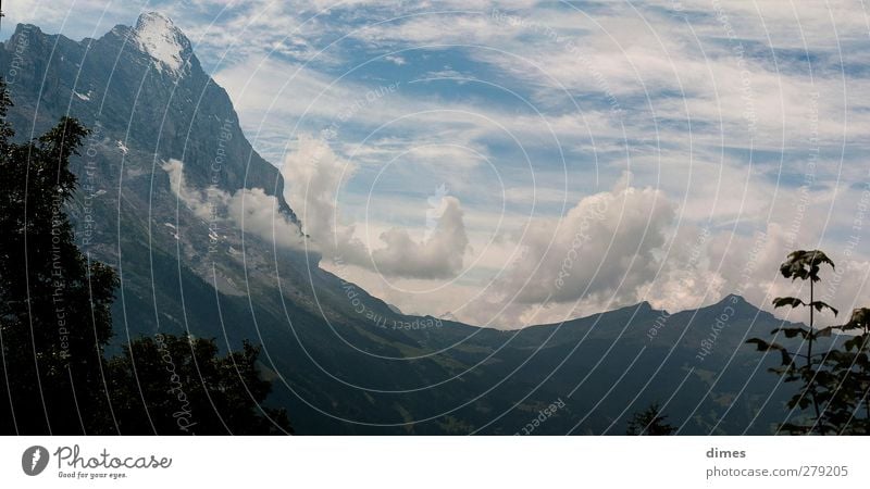 Eiger und Kleine Scheidegg im Panorama Klettern Bergsteigen Alpen Berge u. Gebirge Gipfel Schneebedeckte Gipfel Sport außergewöhnlich Euphorie Grindelwald