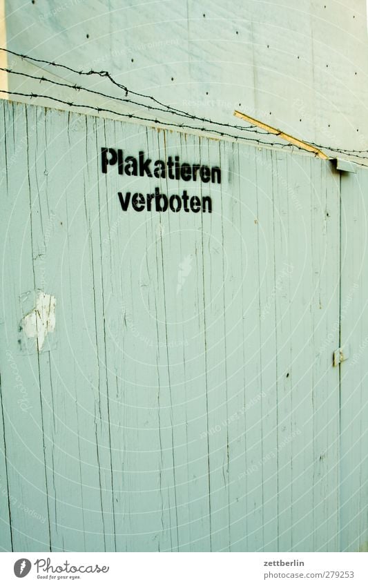 Plakatieren verboten Arbeit & Erwerbstätigkeit Handwerker Baustelle Dienstleistungsgewerbe Medienbranche Werbebranche Stadt Stadtzentrum Haus Mauer Wand Zeichen