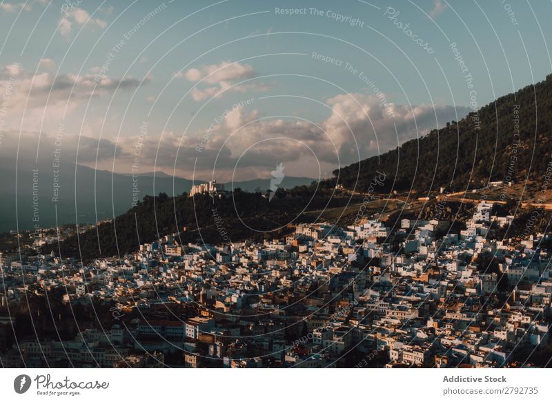 Stadtlandschaft auf Hügel und Wolken mit Sonne Skyline Chechaouen Marokko alt Sonnenuntergang Himmel Panorama (Bildformat) Gebäude Aussicht Wetter Straße