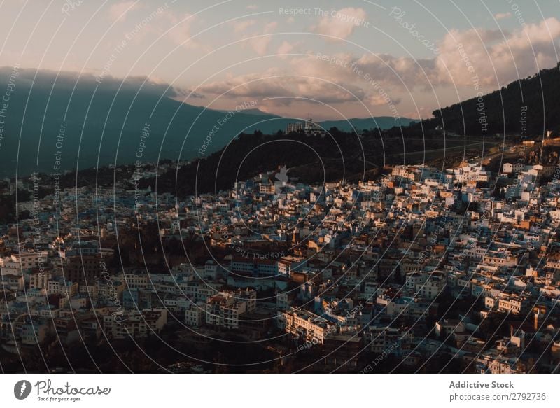 Stadtlandschaft auf Hügel und Wolken mit Sonne Skyline Chechaouen Marokko alt Sonnenuntergang Himmel Panorama (Bildformat) Gebäude Aussicht Wetter Straße