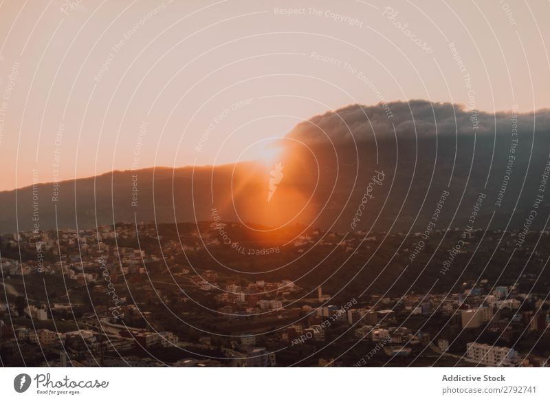 Stadtlandschaft auf Hügel und Wolken mit Sonne Skyline Chechaouen Marokko alt Sonnenuntergang Himmel Panorama (Bildformat) Gebäude Aussicht Wetter Straße