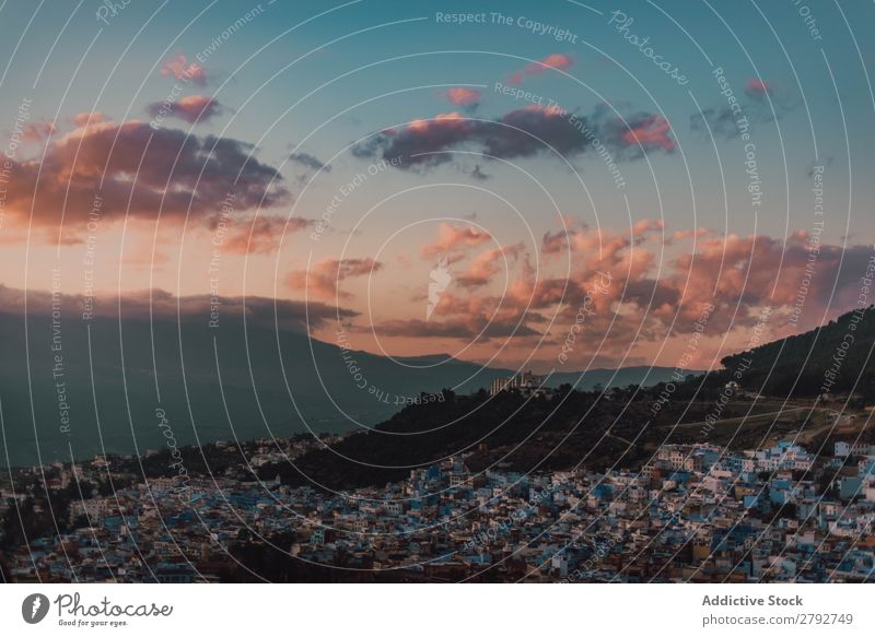 Stadtlandschaft auf Hügel und Wolken mit Sonne Skyline Chechaouen Marokko alt Sonnenuntergang Himmel Panorama (Bildformat) Gebäude Aussicht Wetter Straße