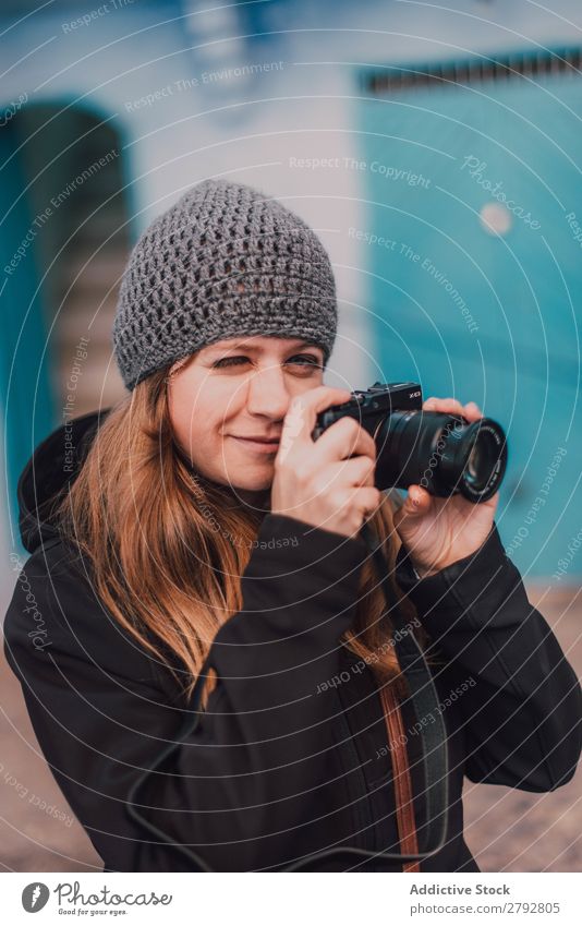 Junger Fotograf zwinkert auf der Straße Frau Schießen zielen Zwinkern Blick in die Kamera Fokussierung Marokko Chechaouen Tradition Ferien & Urlaub & Reisen