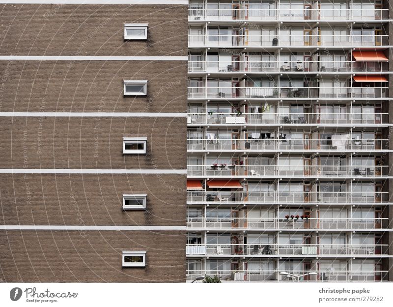 Massenmenschhaltung Häusliches Leben Wohnung Haus Stadt Stadtzentrum Hochhaus Gebäude Mauer Wand Fassade Balkon Ghetto Plattenbau Sozialer Brennpunkt