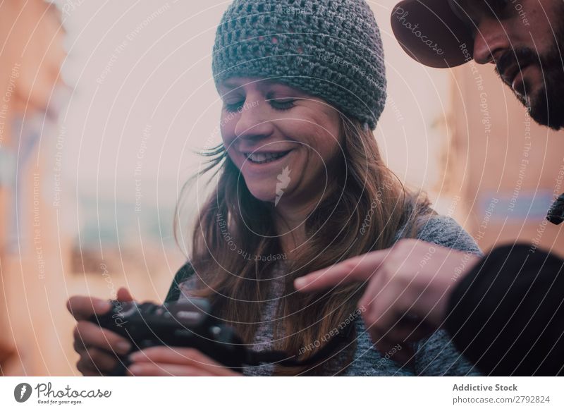 Lachende Frau mit Kamera Straße Marokko lachen Fotograf professionell Augen geschlossen Hut Chechaouen Tradition Ferien & Urlaub & Reisen Kultur Großstadt