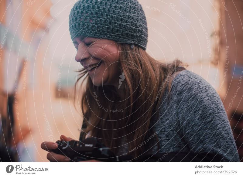 Lachende Frau mit Kamera Straße Marokko lachen Fotograf professionell Augen geschlossen Hut Chechaouen Tradition Ferien & Urlaub & Reisen Kultur Großstadt