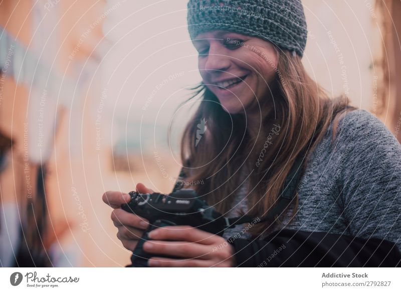 Lachende Frau mit Kamera Straße Marokko lachen Fotograf professionell Hut Chechaouen Tradition Ferien & Urlaub & Reisen Kultur Großstadt arabisch Stadt