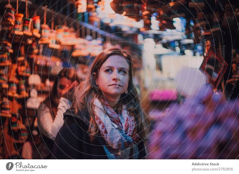 Frau auf dem Ostmarkt Markt Osten Basar Jugendliche Souvenir kaufen Wegsehen schön Tourismus Ferien & Urlaub & Reisen Ausflug Tradition Lager mehrfarbig