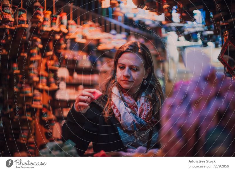 Frau auf dem Ostmarkt Markt Osten Basar Jugendliche Souvenir kaufen Wegsehen schön Tourismus Ferien & Urlaub & Reisen Ausflug Tradition Lager mehrfarbig