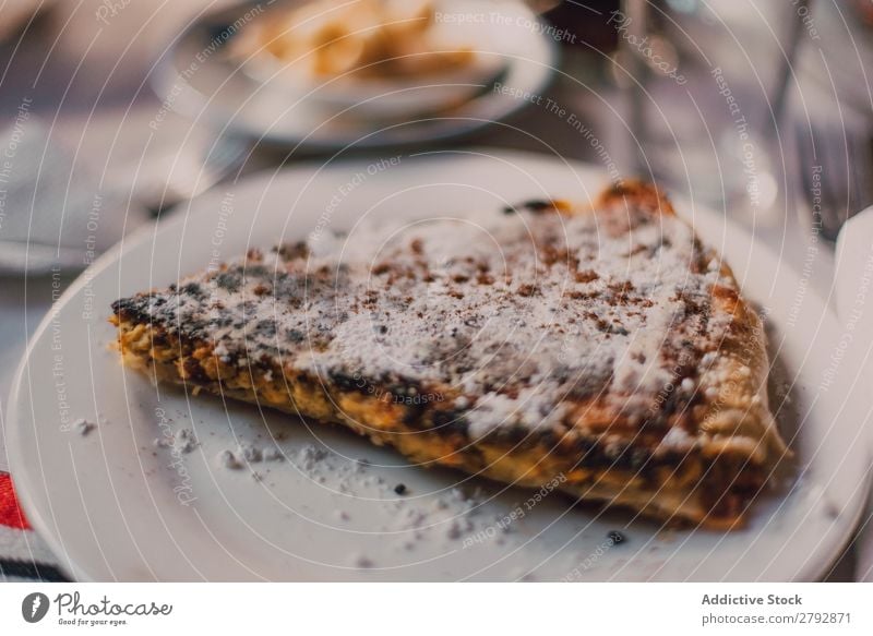 Nahaufnahme des Kuchenstücks Restaurant Dessert Pasteten Lebensmittel süß Backwaren lecker Zucker Pulver Bäckerei Teller Feinschmecker geschmackvoll Chechaouen