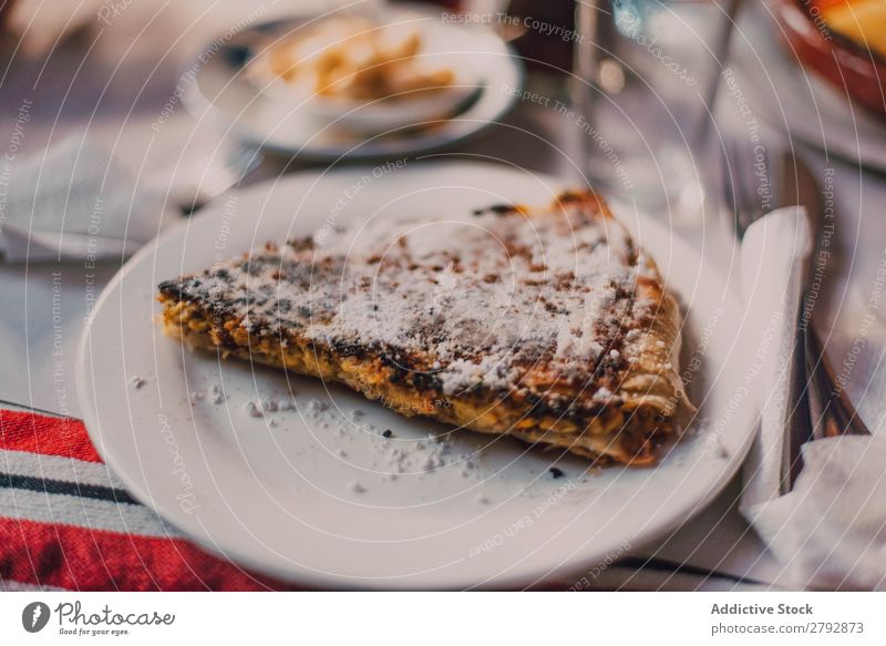 Nahaufnahme des Kuchenstücks Restaurant Dessert Pasteten Lebensmittel süß Backwaren lecker Zucker Pulver Bäckerei Teller Feinschmecker geschmackvoll Chechaouen