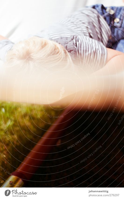 lennis träumt. Freude Leben Erholung ruhig Sommer Sonne Garten Schwimmbad Kleinkind Wasser Schönes Wetter Wärme Gras Wiese blau träumen Trägheit bequem weiÃŸ