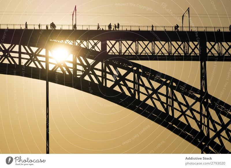 Brückenkonstruktion in Sonnenuntergangbeleuchtung Sonnenlicht Konstruktion Großstadt Stadt Silhouette Fußgänger Aussicht Frieden Landschaft hell Abenddämmerung