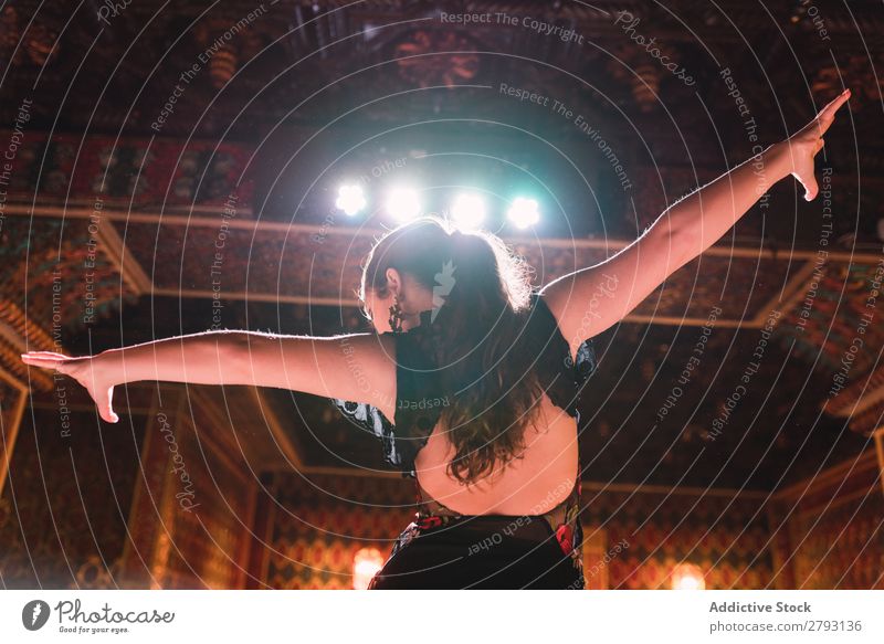 Frau im Kleid tanzt Flamenco in der Szene Flamencotänzer Tanzen Show Reichtum Mosaik Raum Stuhl Design Dame schön Möbel Schminke Innenarchitektur Tradition