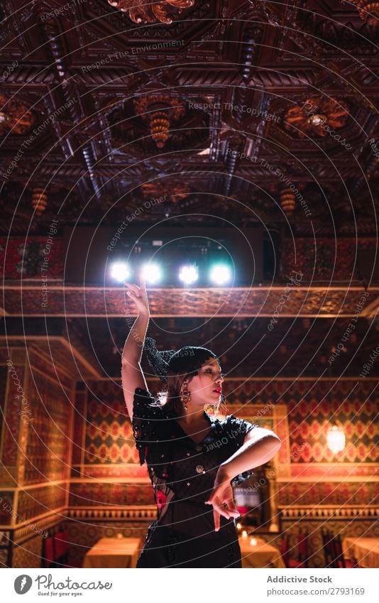 Frau im Kleid tanzt Flamenco in der Szene Flamencotänzer Tanzen Show Reichtum Mosaik Raum Stuhl Design Dame schön Möbel Schminke Innenarchitektur Tradition