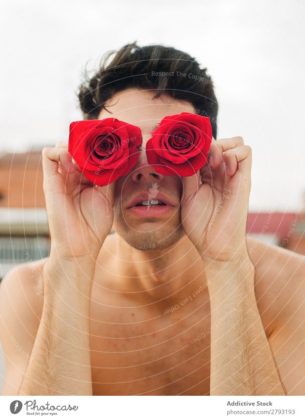 Junger Mann mit roten Blumen frisch Jugendliche Rose brünett Typ ohne Hemd Überraschung Geschenk zeigen romantisch aromatisch Feste & Feiern Pflanze natürlich