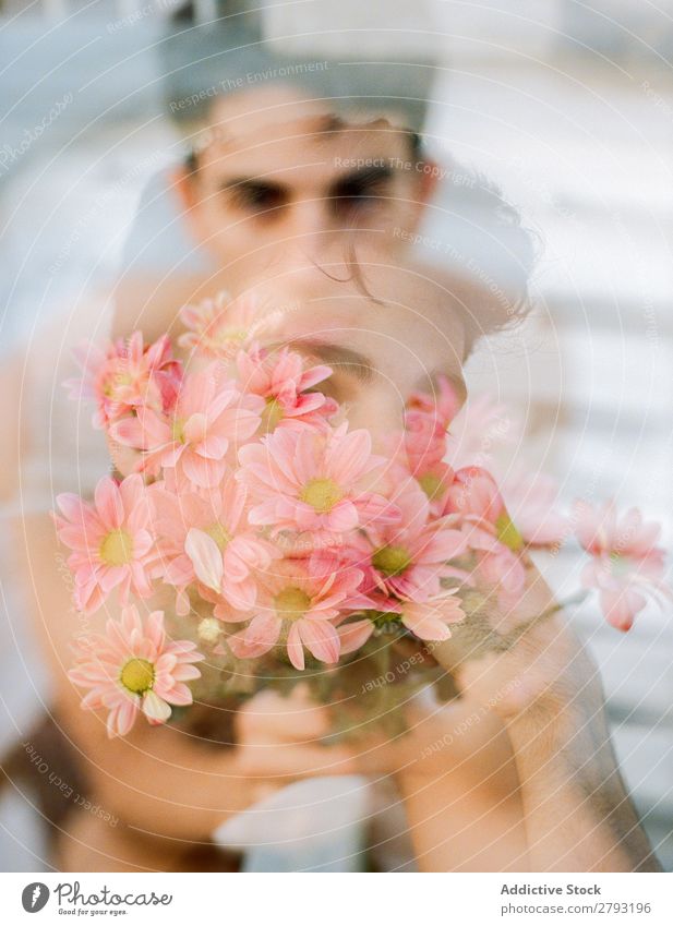 Gesicht des jungen Mannes mit rosa Blüten Blume Blumenstrauß Typ frisch Jugendliche brünett Rose Überraschung Chrysantheme durch das Fenster Haufen Geschenk