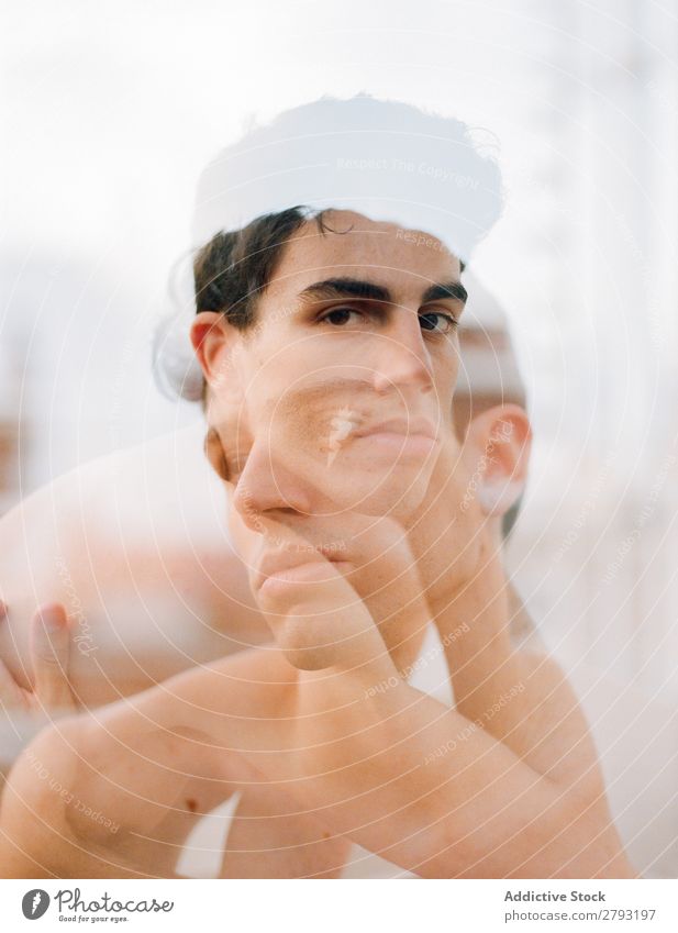 Gesicht eines jungen Mannes ohne Hemd Typ Jugendliche brünett Überraschung durch das Fenster Haare & Frisuren Entwurf Kreativität konzeptionell vertikal