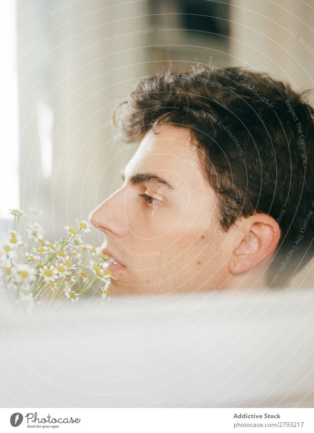 Junger Mann mit Blumenstrauß im Mund Haufen Typ frisch Jugendliche brünett weiß ohne Hemd Überraschung Geschenk romantisch Gänseblümchen Haare & Frisuren