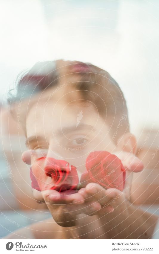 Junger Mann mit roten Blumen frisch Jugendliche Rose brünett Typ ohne Hemd Überraschung Geschenk zeigen romantisch aromatisch Feste & Feiern Pflanze natürlich