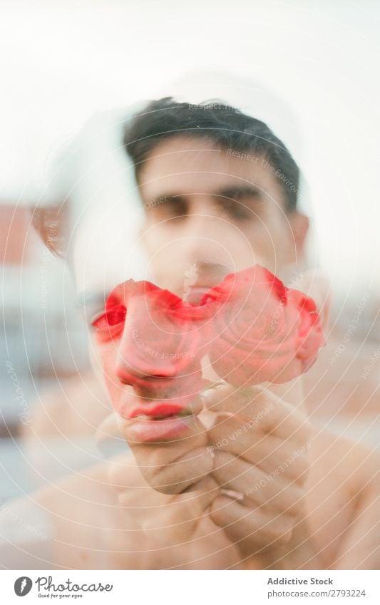 Junger Mann mit roten Blumen frisch Jugendliche Rose brünett Typ ohne Hemd Überraschung Geschenk zeigen romantisch aromatisch Feste & Feiern Pflanze natürlich