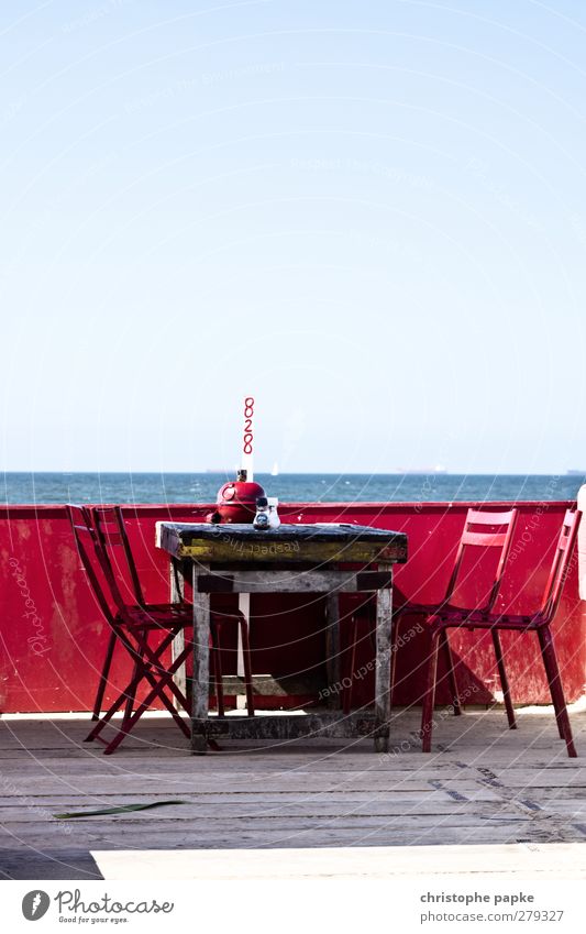 Sitzen mit Meerwert Ferien & Urlaub & Reisen Sommer Sommerurlaub Strandbar Wellen Küste Nordsee Holz schön rot Lebensfreude Ferne Tisch Stuhl Sitzecke Horizont