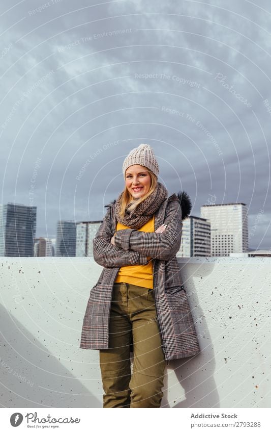 Porträt eines blonden Mädchens, das in der Stadt posiert. Frau Behaarung Model schön Jugendliche Hut Straße gelb Stil Jacke Großstadt Schal Schickimicki