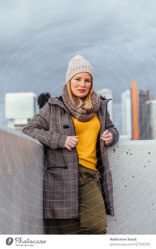 Porträt eines blonden Mädchens, das in der Stadt posiert. Frau Behaarung Model schön Jugendliche Hut Straße gelb Stil Jacke Großstadt Schal Schickimicki