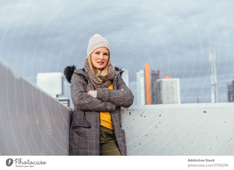 Porträt eines blonden Mädchens, das in der Stadt posiert. Frau Behaarung Model schön Jugendliche Hut Straße gelb Stil Jacke Großstadt Schal Schickimicki