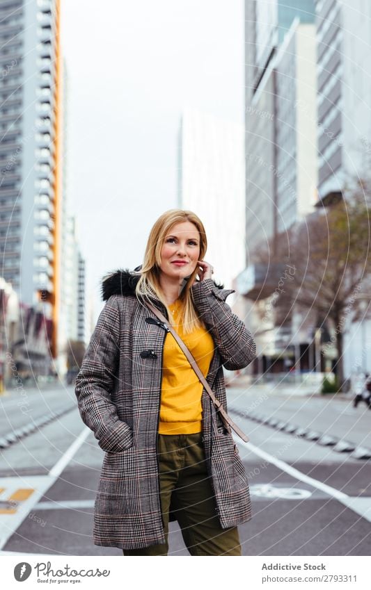 Blondes Mädchen, das in der Stadt posiert. Frau Mode blond Straße Stil Behaarung Jugendliche Porträt Asphalt schön Tasche Jacke Beautyfotografie Model Herbst